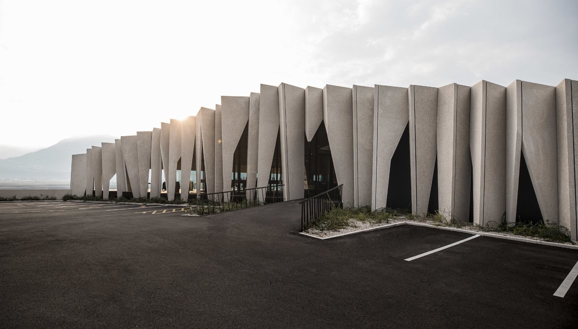 La facciata della Cantina di Cortaccia