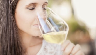 Donna con un bicchiere di Sauvignon