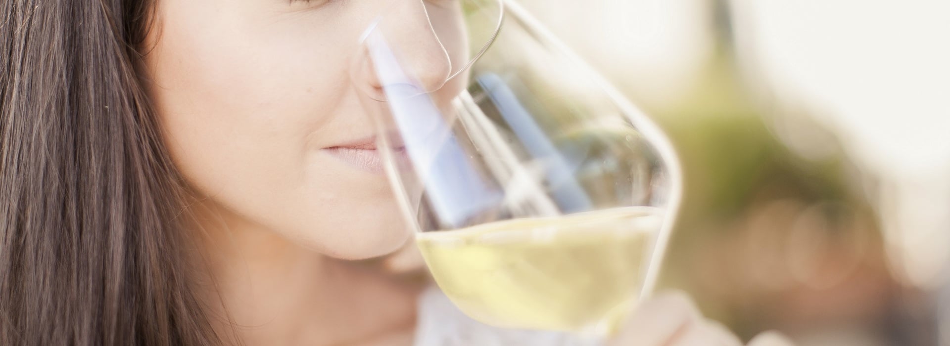 Donna con un bicchiere di Sauvignon