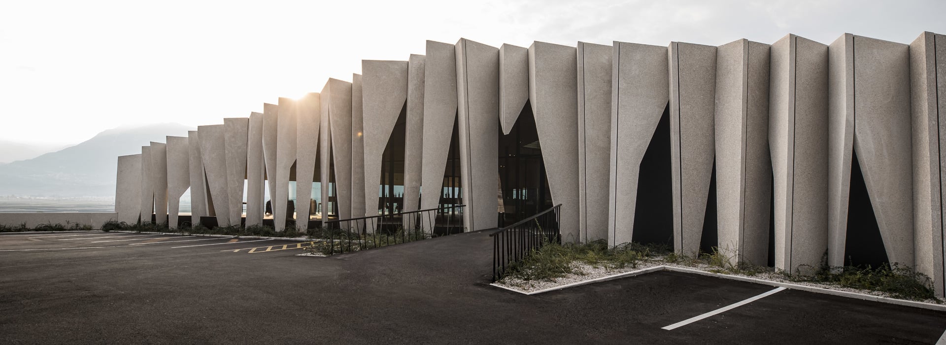 Facciata esterna della Cantina di Cortaccia