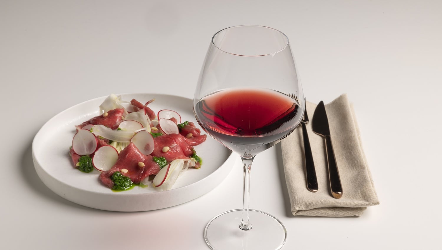 Carpaccio di manzo, finocchi croccanti e pesto di rucola