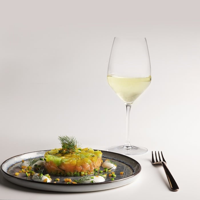 Tartare di salmone, frutta e verdura, salsa di yogurt al basilico