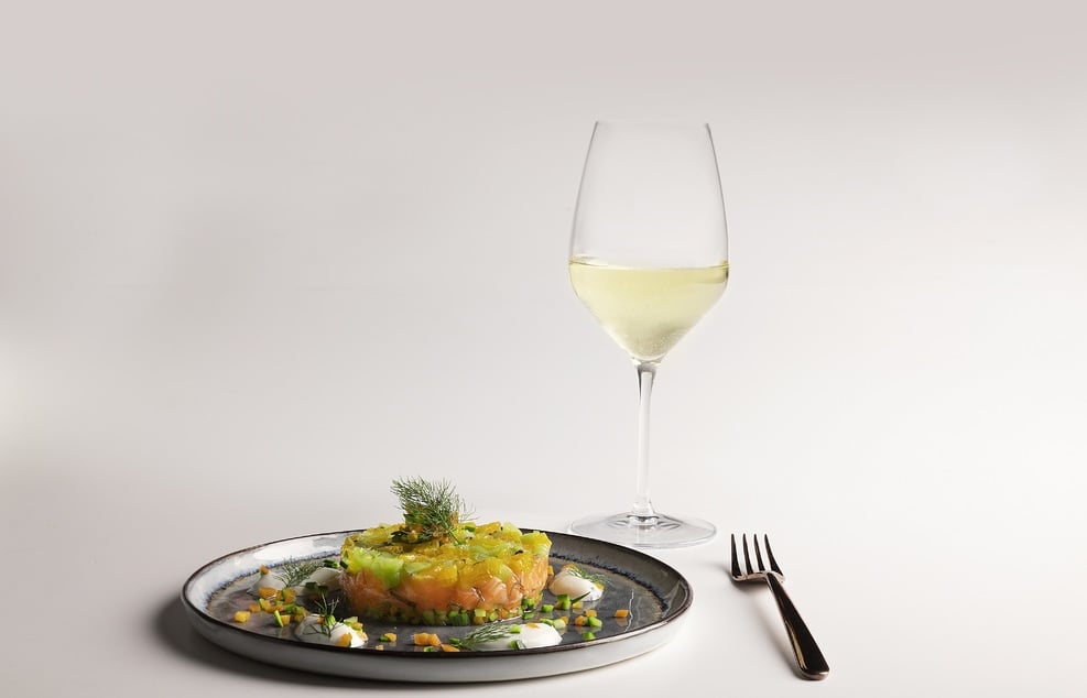 Tartare di salmone, frutta e verdura, salsa di yogurt al basilico