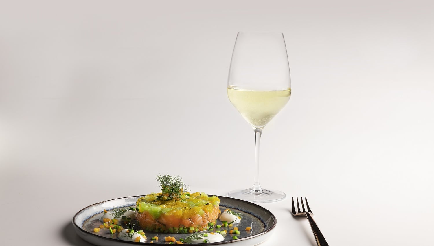 Tartare di salmone, frutta e verdura, salsa di yogurt al basilico