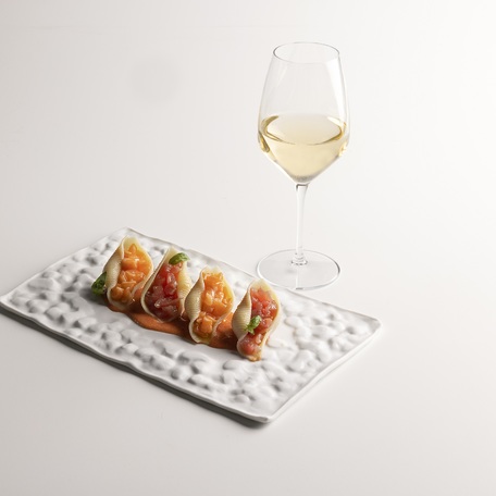 Conchiglioni ripieni con crudo di tonno e salmone, salsa cruda di pomodoro leggermente piccante