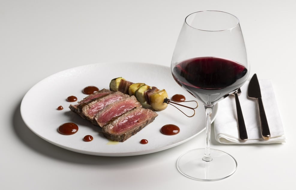 Tagliata di manzo alla griglia, spiedino di patate e zucchine, salsa bbq