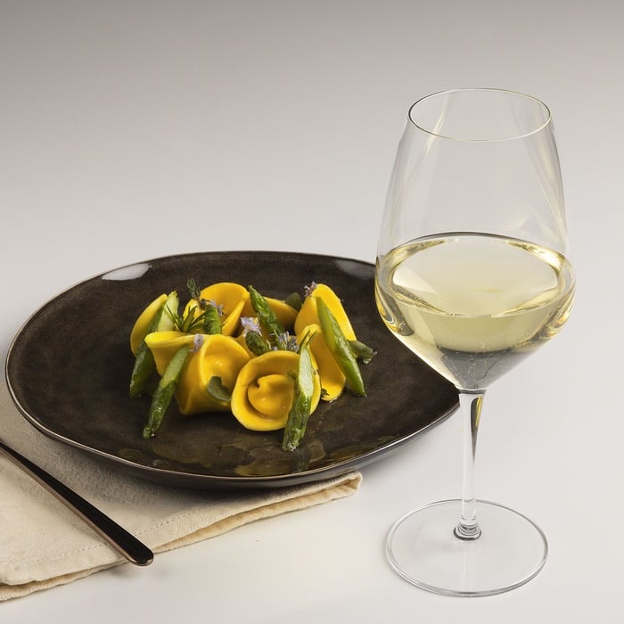 Tortelli con robiola e arancia, burro alle erbe e asparagi