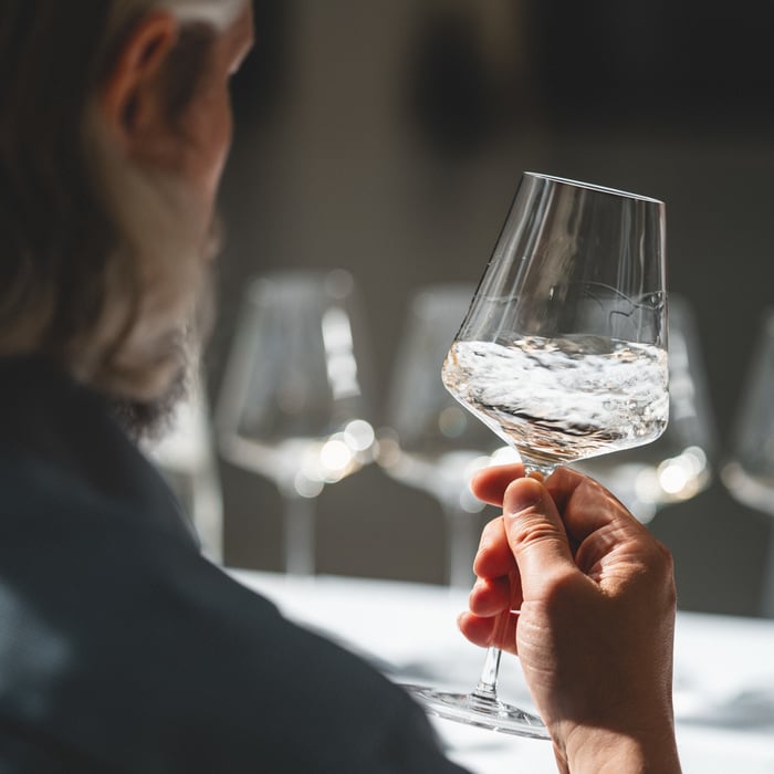 Un calice di vino bianco viene fatto ruotare delicatamente.