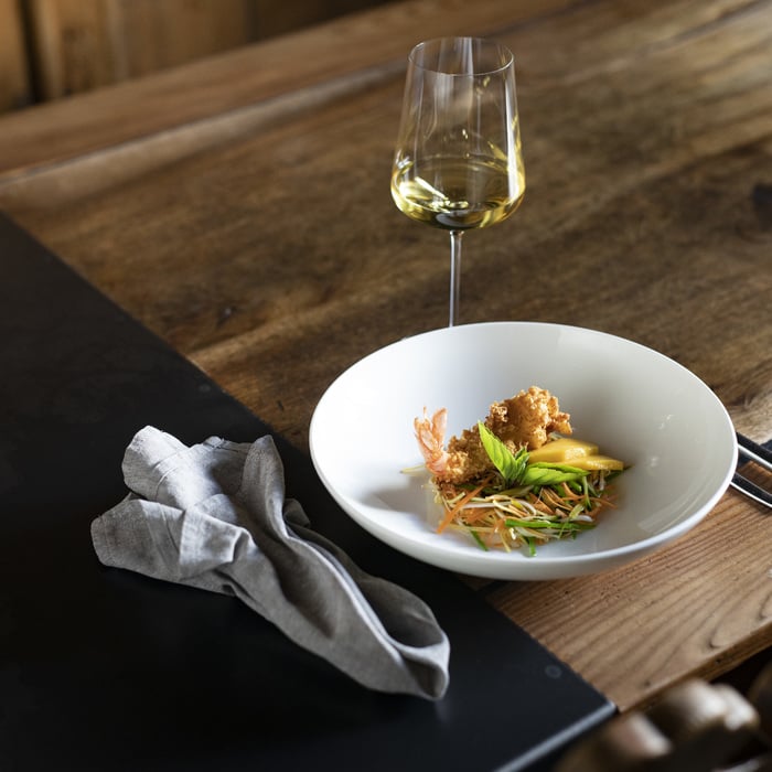 Insalata di verdure asiatica con mango e duplice varietà di gamberetti ©IDM/Vini Alto Adige/Marion Lafogler