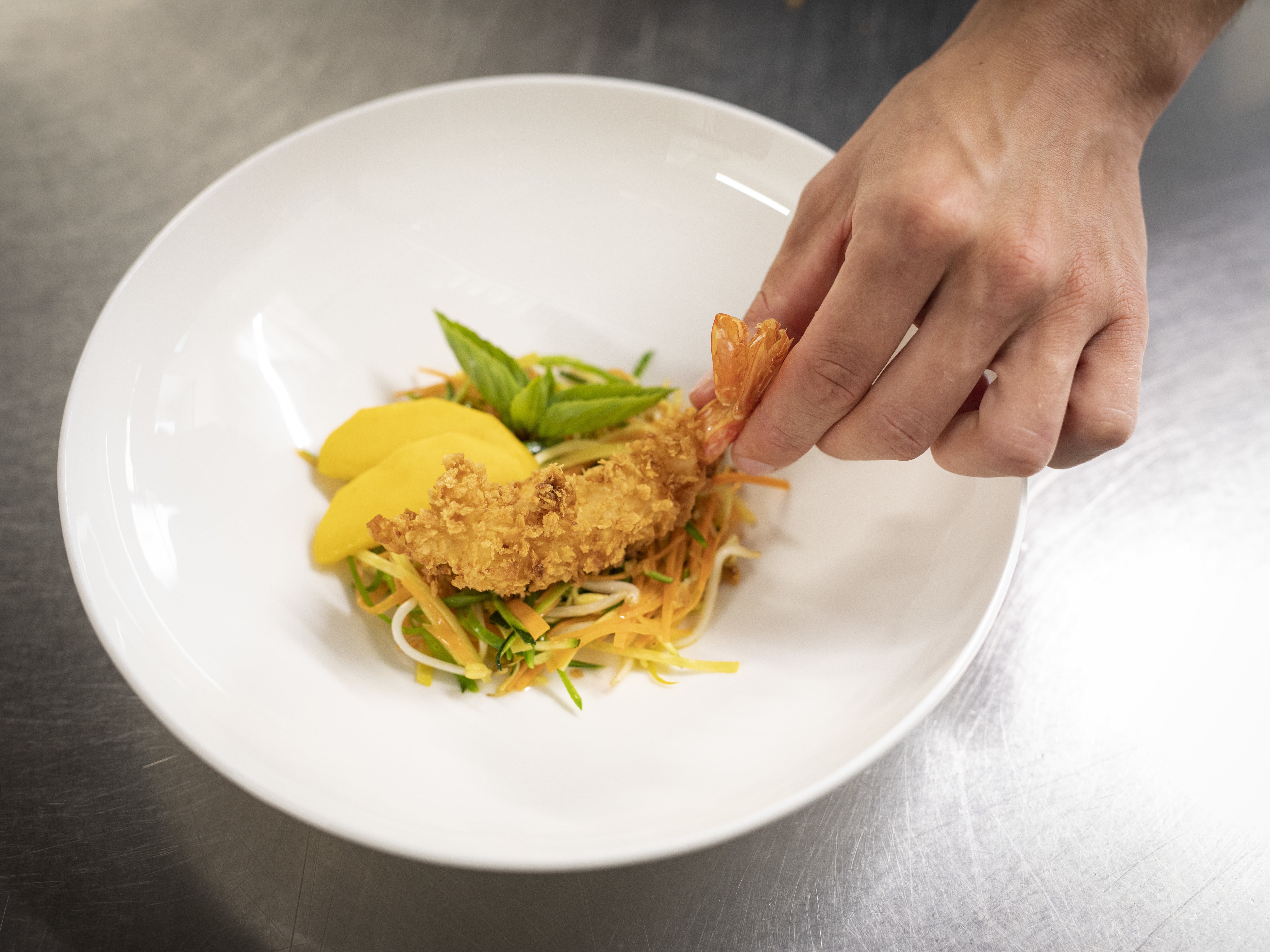 Dettaglio degli ingredienti disposti con cura su un piatto per il piatto ©IDM/Vini Alto Adige/Marion Lafogler