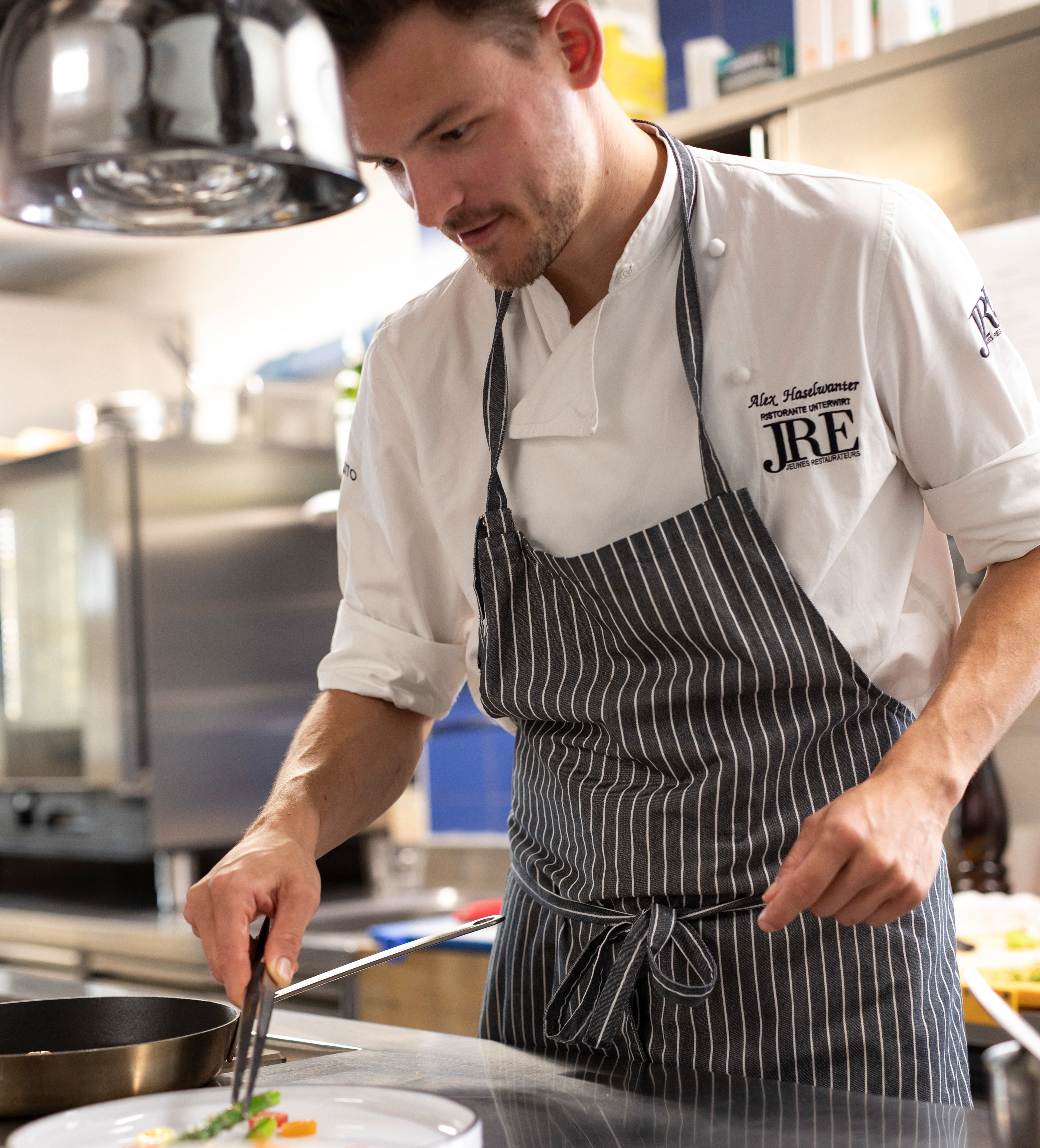 Chef posiziona gli ingredienti nel piatto ©IDM/Vini Alto Adige/Marion Lafogler