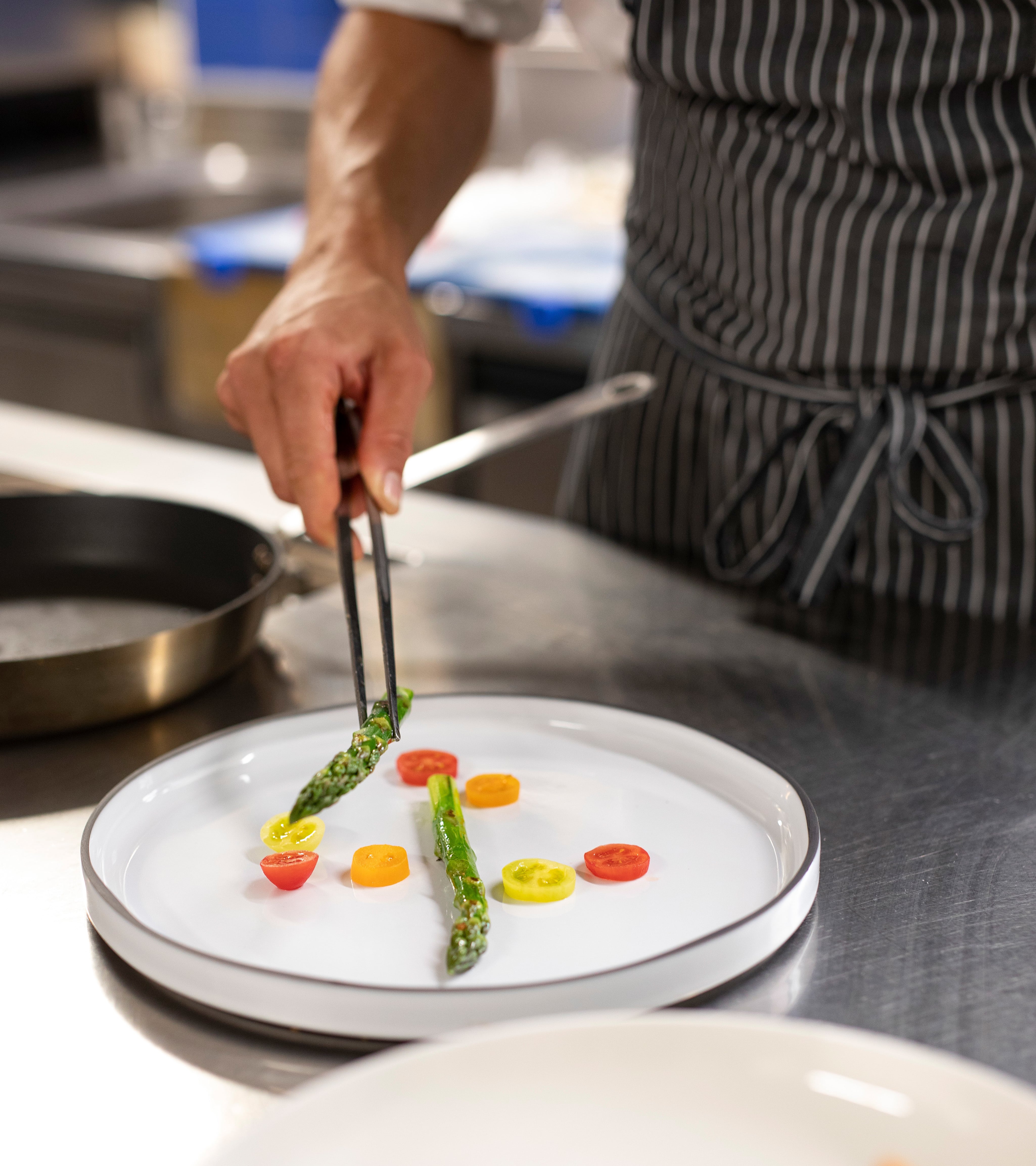 Primo piano del posizionamento degli ingredienti sul piatto ©IDM/Vini Alto Adige/Marion Lafogler