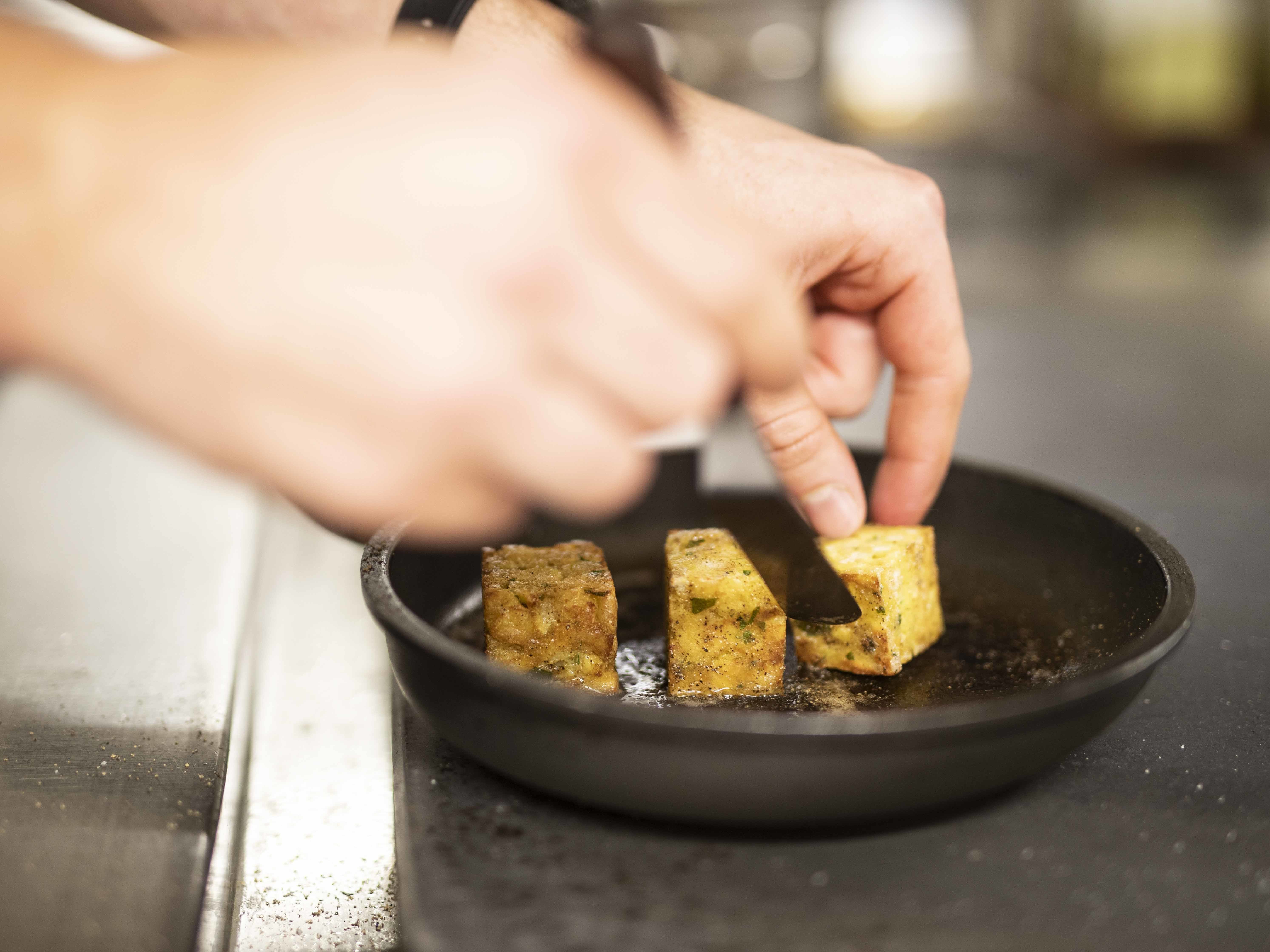 Il canederlo alle erbe viene fritto bene su tutti i lati con il burro. ©IDM/Vini Alto Adige/Marion Lafogler