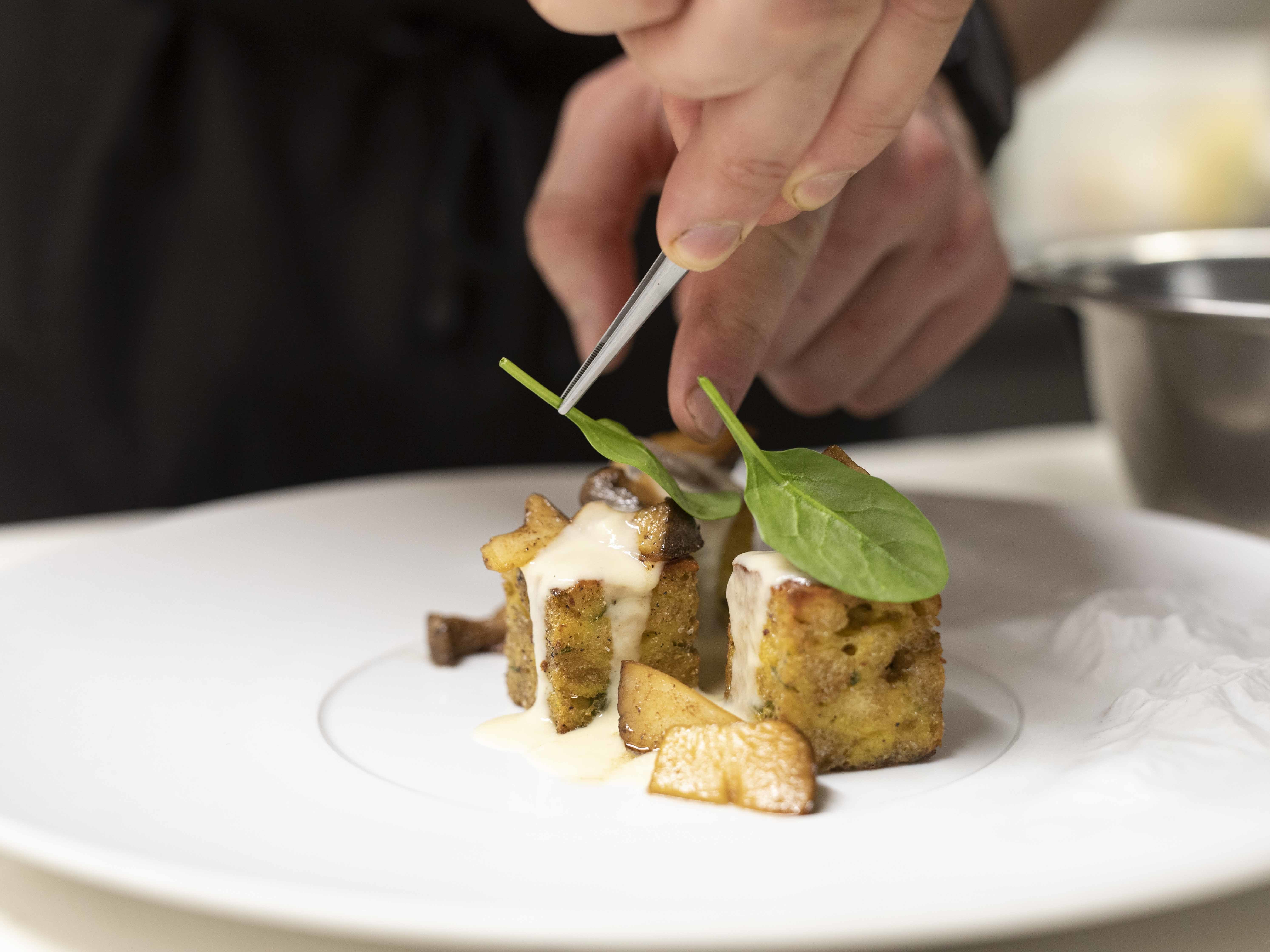 Il canederlo alle erbe viene servito insieme agli involtini di verza. ©IDM/Vini Alto Adige/Marion Lafogler