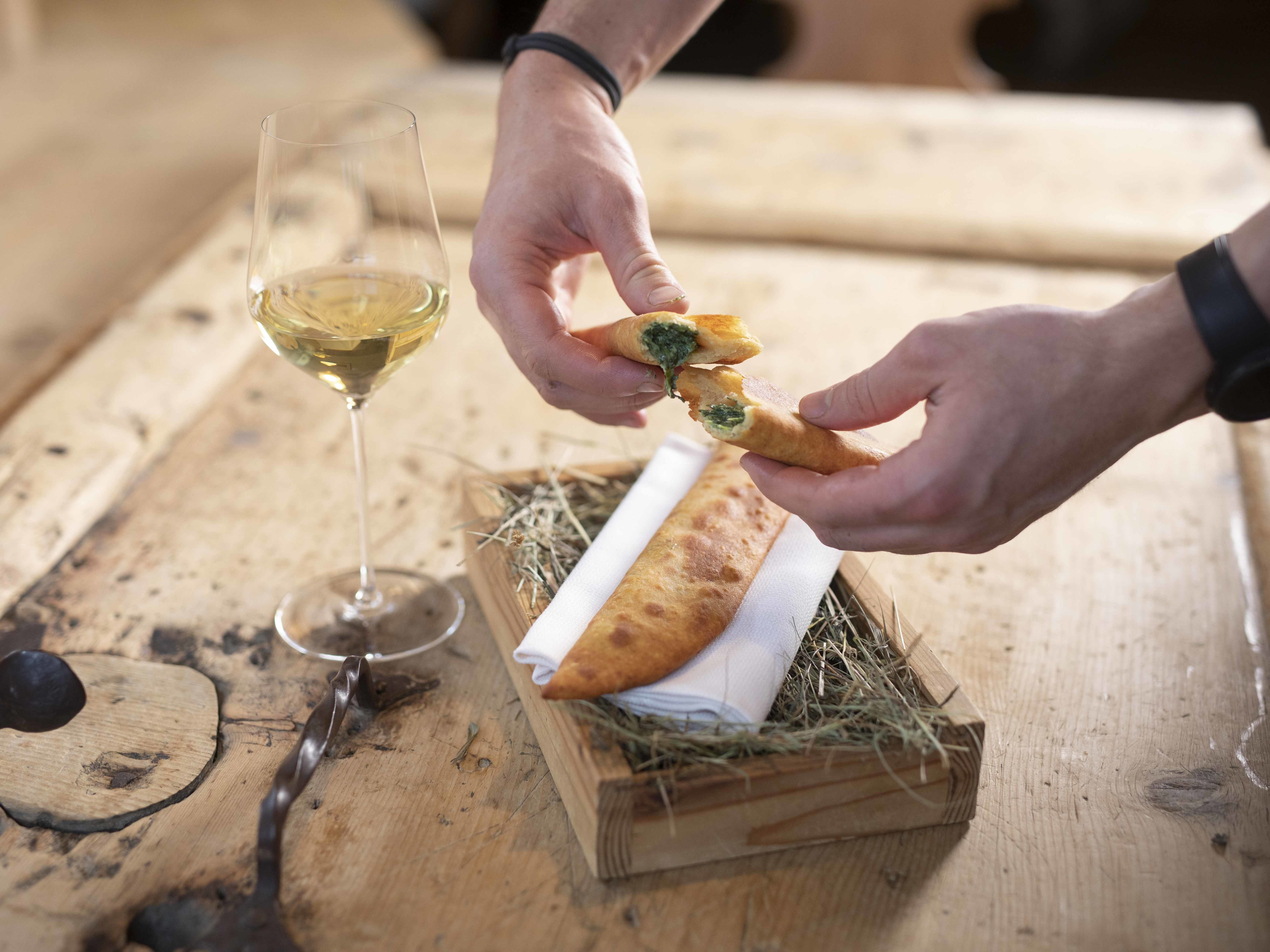 Krapfen di Villandro "Zache Wieda"vengono servite ©IDM/Vini Alto Adige/Marion Lafogler