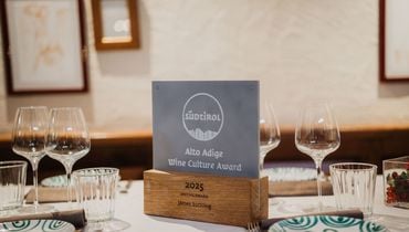 Premio per la cultura del vino Alto Adige a James Suckling ©Vini Alto Adige/Christopher Kröll