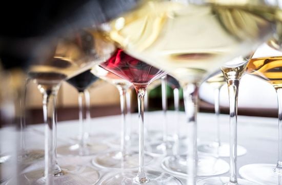 Molti bicchieri diversi con vari tipi di vino.