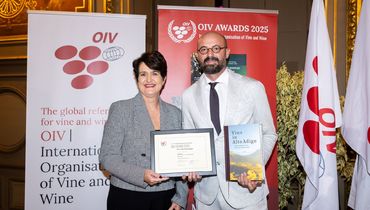Yvette van der Merwe (presidente OIV) e Eduard Bernhart (direttore Consorzio Vini Alto Adige) ©PAQUOT_OIV
