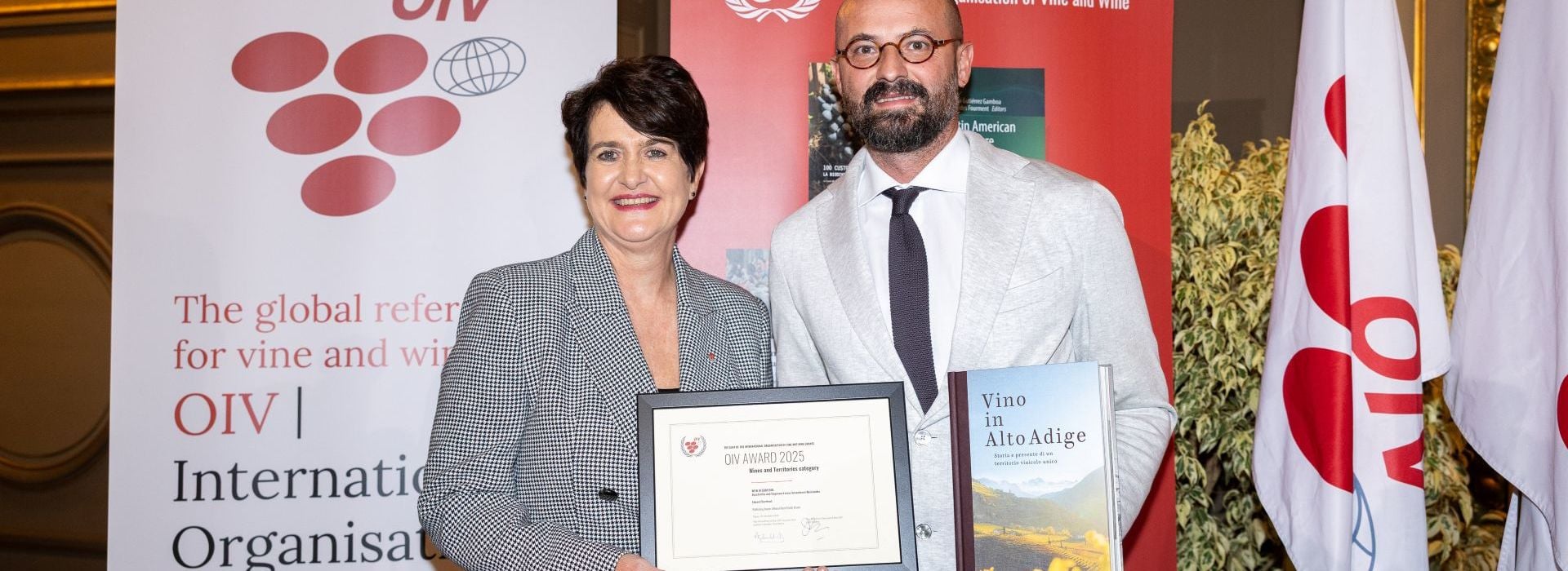 Yvette van der Merwe (presidente OIV) e Eduard Bernhart (direttore Consorzio Vini Alto Adige) ©PAQUOT_OIV